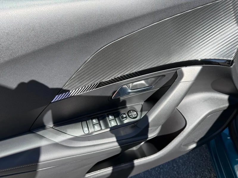 Photo de la voiture PEUGEOT 2008 Hybrid 145 e-DCS6 Allure