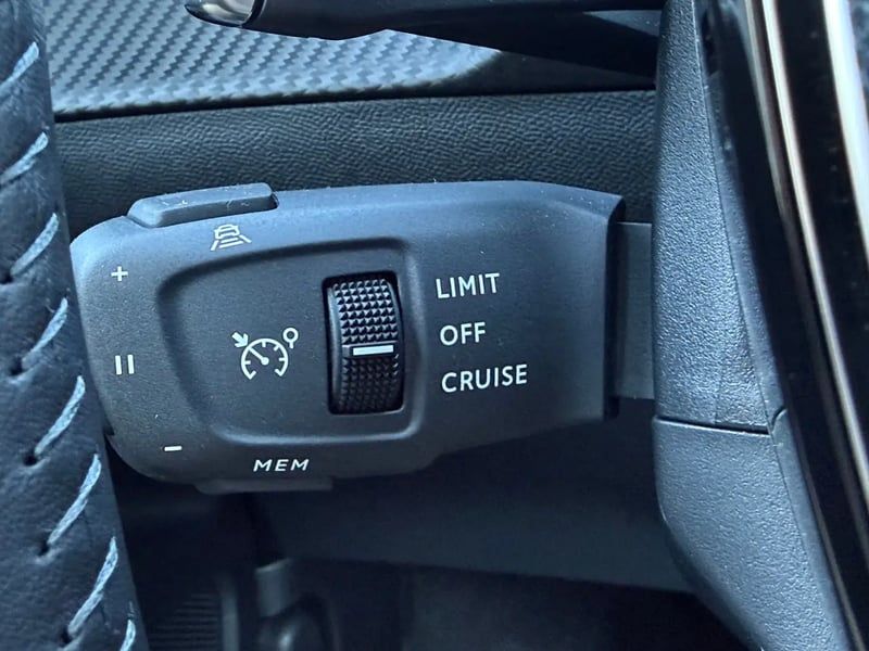 Photo de la voiture PEUGEOT 2008 Hybrid 145 e-DCS6 Allure