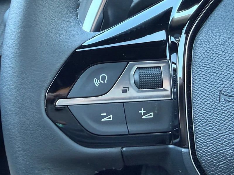 Photo de la voiture PEUGEOT 2008 Hybrid 145 e-DCS6 Allure