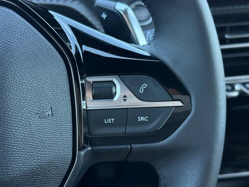 Photo de la voiture PEUGEOT 2008 Hybrid 145 e-DCS6 Allure