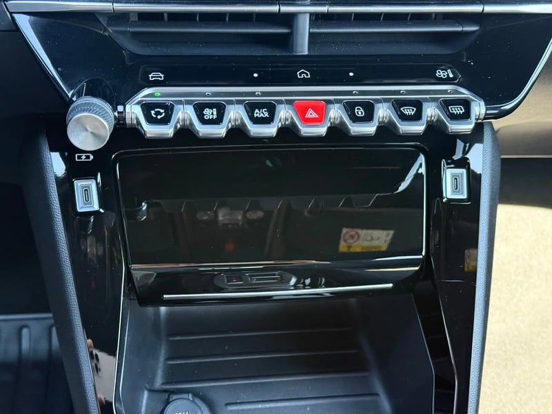 Photo de la voiture PEUGEOT 2008 Hybrid 145 e-DCS6 Allure