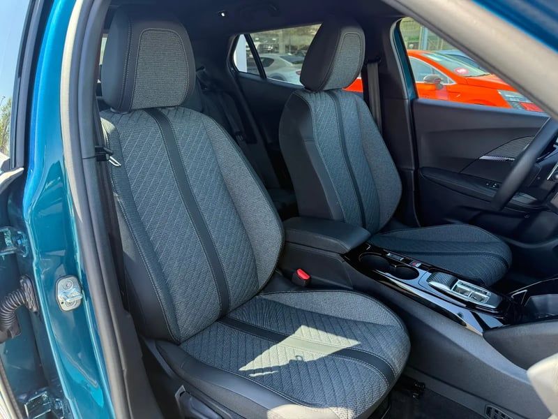 Photo de la voiture PEUGEOT 2008 Hybrid 145 e-DCS6 Allure