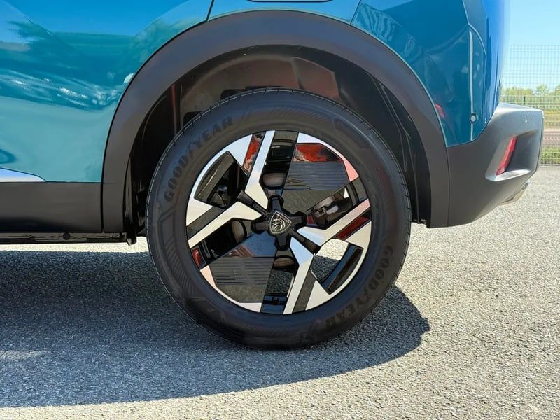Photo de la voiture PEUGEOT 2008 Hybrid 145 e-DCS6 Allure