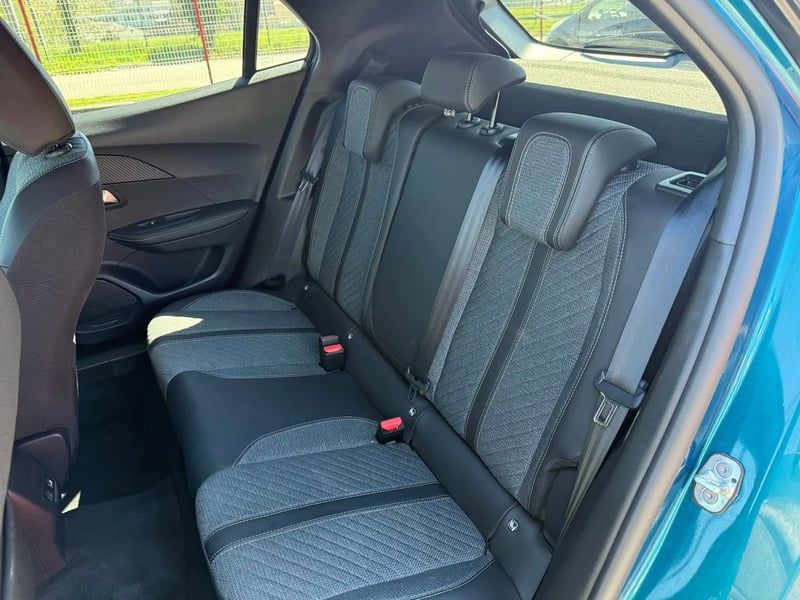 Photo de la voiture PEUGEOT 2008 Hybrid 145 e-DCS6 Allure
