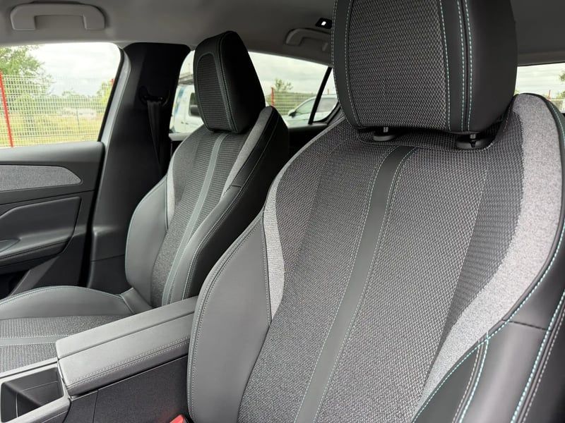 Photo de la voiture PEUGEOT 308 Hybrid 145 e-DCS6 Allure