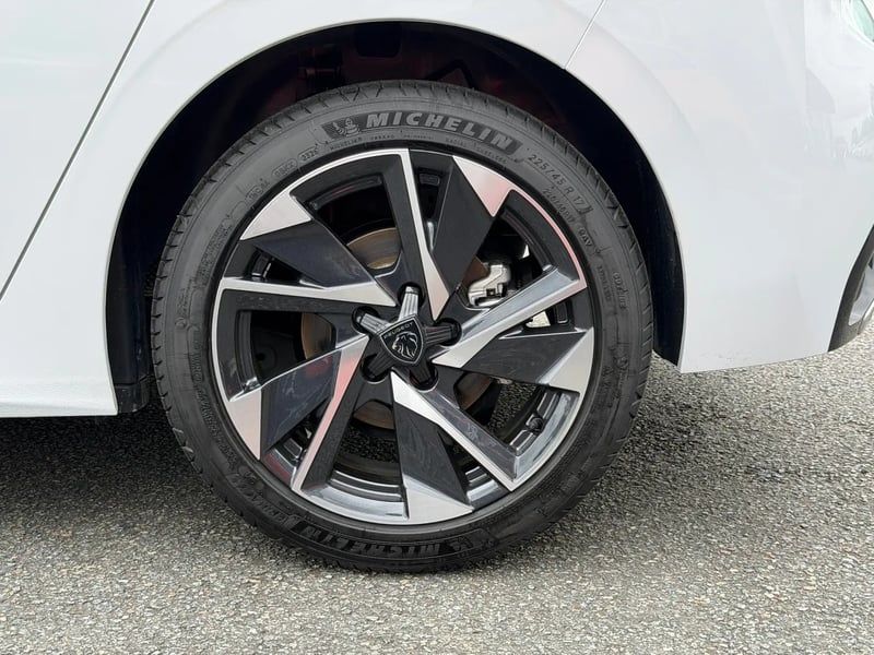 Photo de la voiture PEUGEOT 308 Hybrid 145 e-DCS6 Allure
