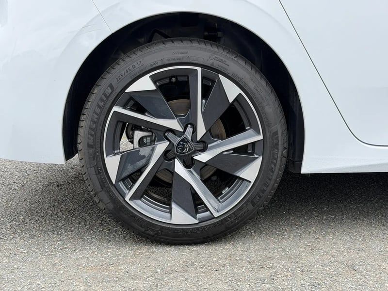 Photo de la voiture PEUGEOT 308 Hybrid 145 e-DCS6 Allure