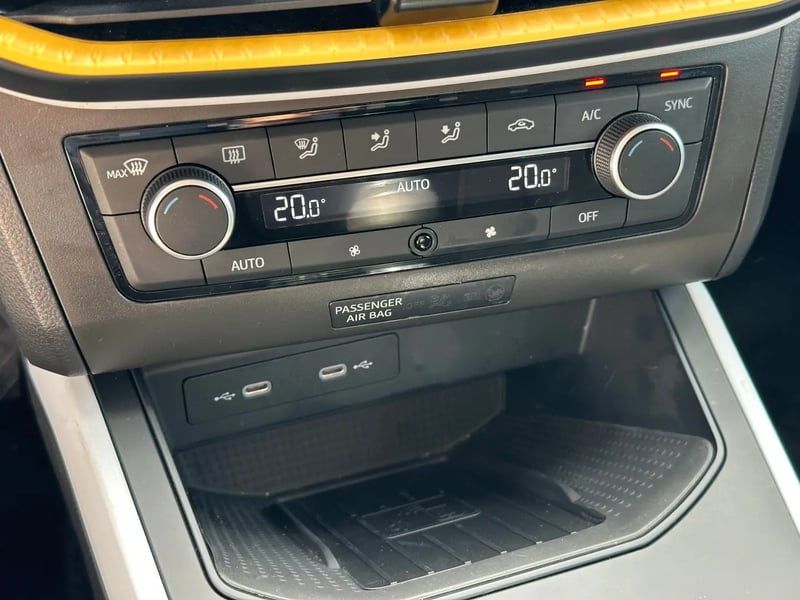 Photo de la voiture SEAT ARONA 1.0 TSI 110 ch Start/Stop BVM6 Style Business