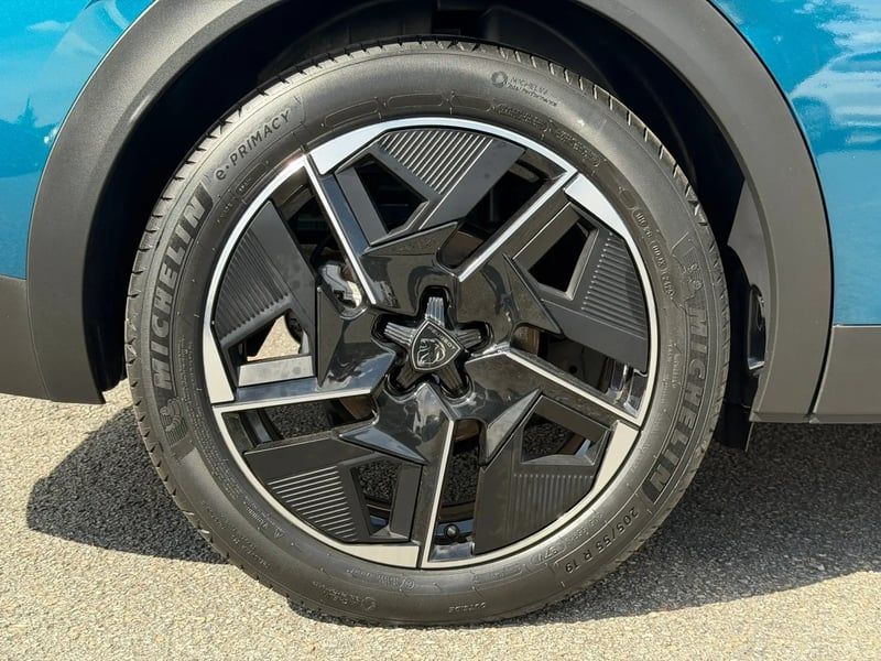 Photo de la voiture PEUGEOT 408 Hybrid 145 e-DCS6 GT
