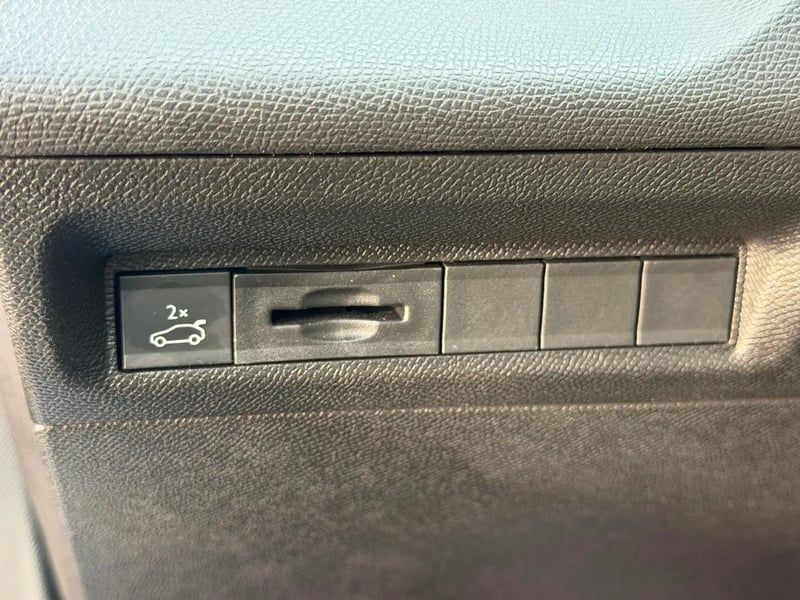 Photo de la voiture PEUGEOT 408 Hybrid 145 e-DCS6 GT
