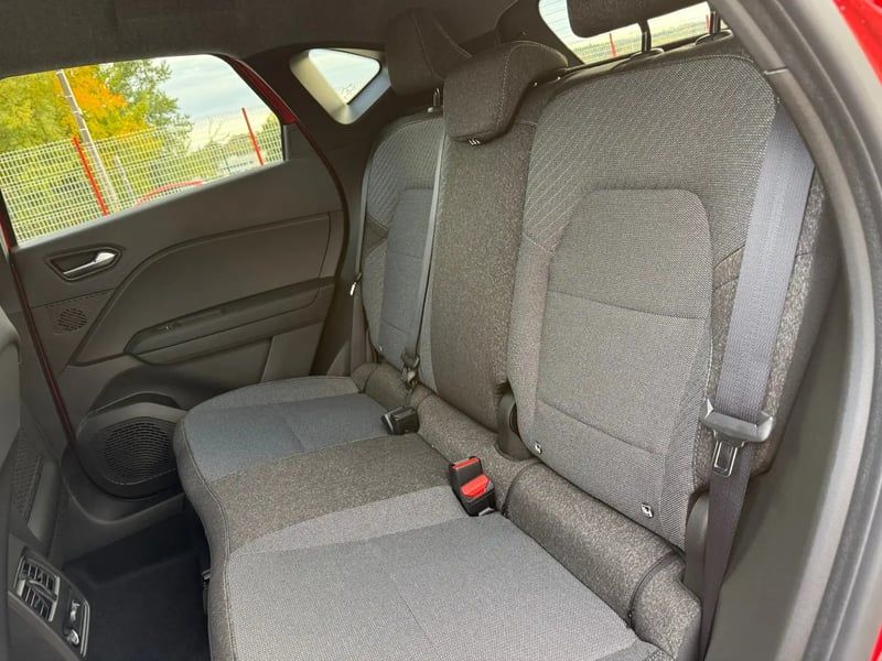 Photo de la voiture RENAULT CAPTUR E-Tech full hybrid 160 ch Techno