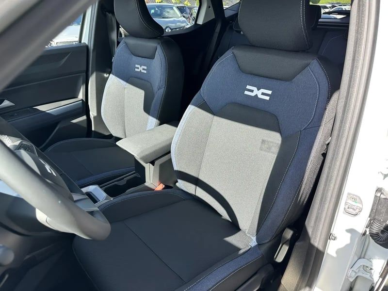 Photo de la voiture DACIA DUSTER Hybrid 140 Journey
