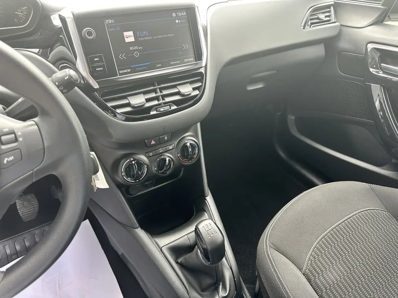 Photo de la voiture PEUGEOT 208 1.6 BlueHDi 75ch BVM5 Active