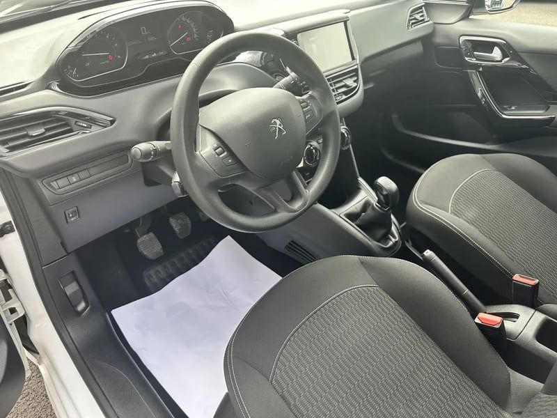 Photo de la voiture PEUGEOT 208 1.6 BlueHDi 75ch BVM5 Active