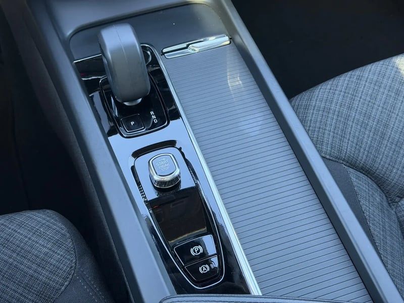Photo de la voiture VOLVO XC60 T6 AWD Hybride rechargeable 253 ch+145 ch Geartronic 8 Plus Style Chrome