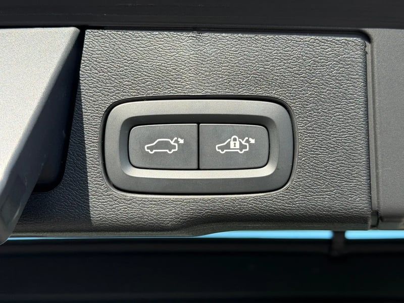Photo de la voiture VOLVO XC60 T6 AWD Hybride rechargeable 253 ch+145 ch Geartronic 8 Plus Style Chrome