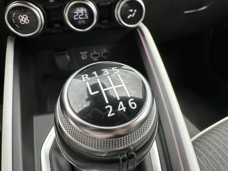 Photo de la voiture RENAULT CLIO V TCe 90 Techno