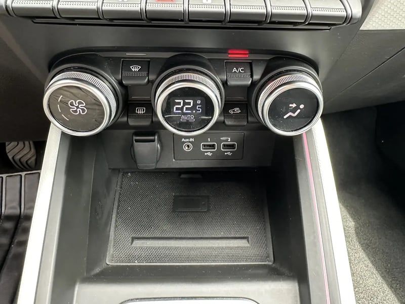 Photo de la voiture RENAULT CLIO V TCe 90 Techno