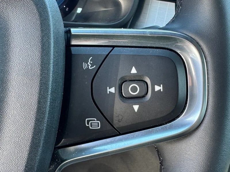 Photo de la voiture VOLVO XC40 B3 163 ch DCT7 Start