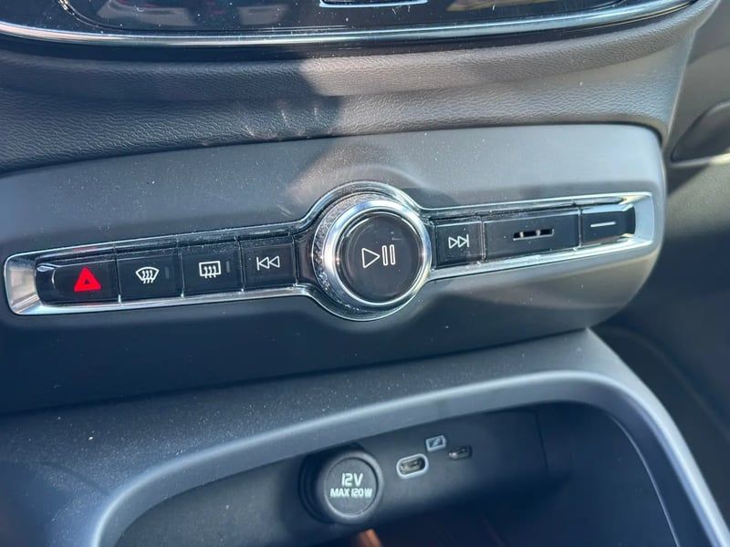 Photo de la voiture VOLVO XC40 B3 163 ch DCT7 Start