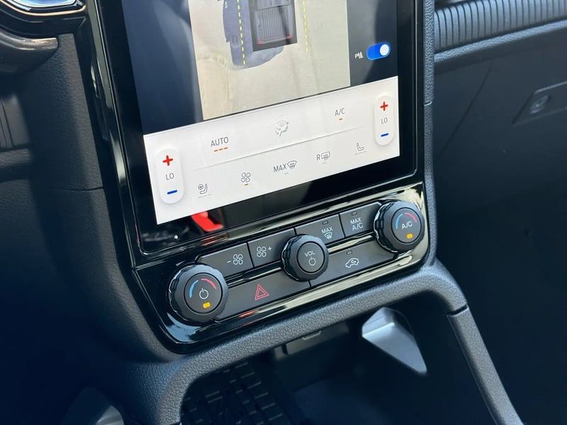 Photo de la voiture FORD RANGER DOUBLE CABINE 3.0 ECOBLUE V6 240 CH BVA10 e-4WD WILDTRAK