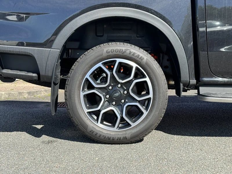 Photo de la voiture FORD RANGER DOUBLE CABINE 3.0 ECOBLUE V6 240 CH BVA10 e-4WD WILDTRAK