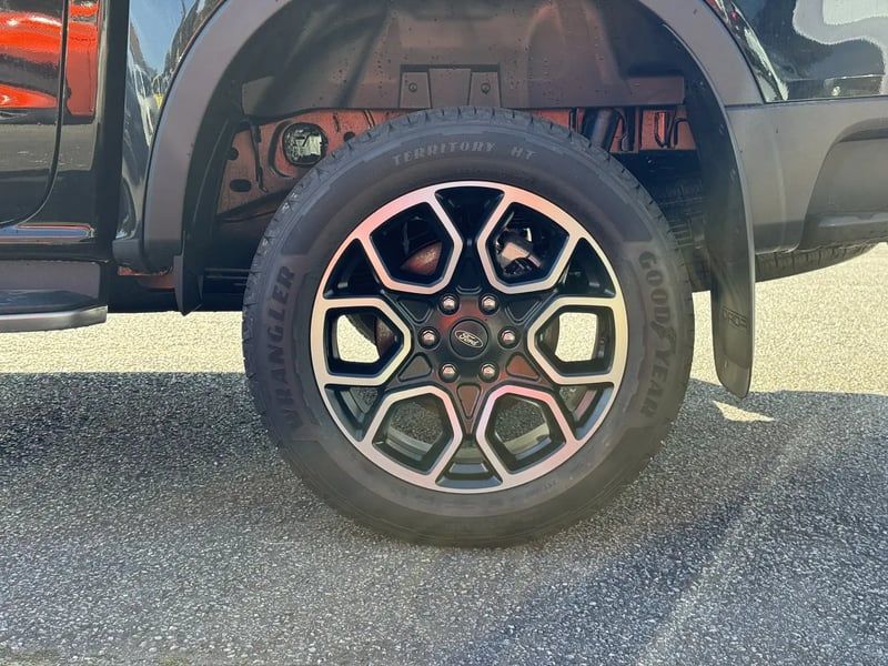 Photo de la voiture FORD RANGER DOUBLE CABINE 3.0 ECOBLUE V6 240 CH BVA10 e-4WD WILDTRAK