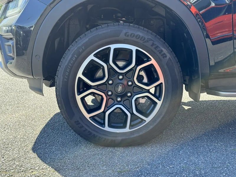 Photo de la voiture FORD RANGER DOUBLE CABINE 3.0 ECOBLUE V6 240 CH BVA10 e-4WD WILDTRAK