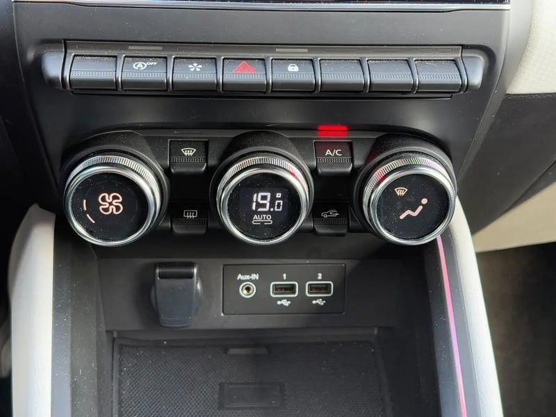 Photo de la voiture RENAULT CLIO V TCe 90 Techno