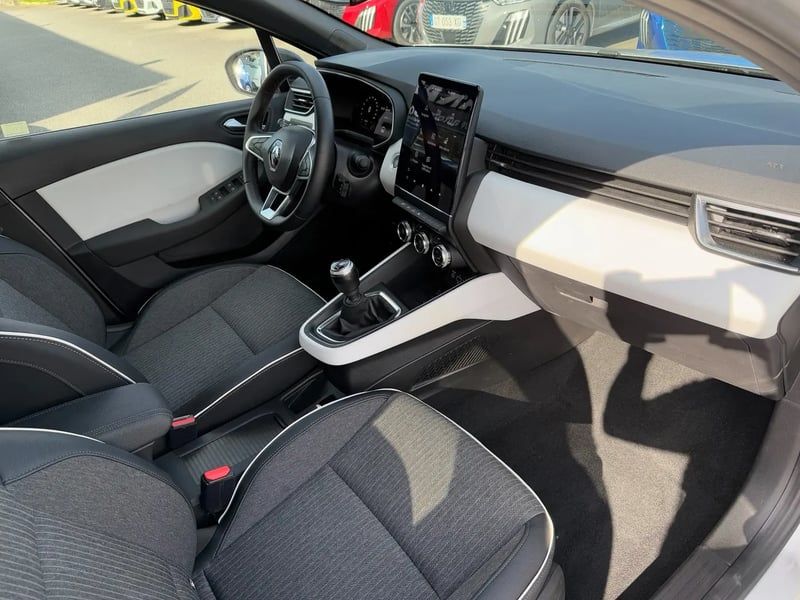 Photo de la voiture RENAULT CLIO V TCe 90 Techno