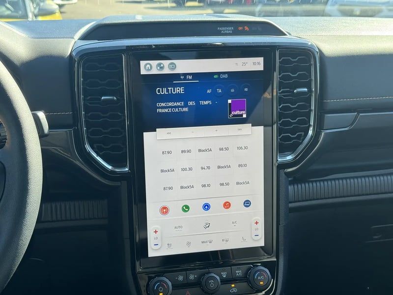 Photo de la voiture FORD RANGER DOUBLE CABINE 3.0 ECOBLUE V6 240 CH BVA10 e-4WD WILDTRAK