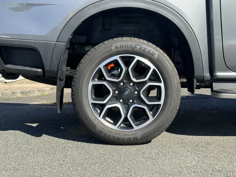 Photo de la voiture FORD RANGER DOUBLE CABINE 3.0 ECOBLUE V6 240 CH BVA10 e-4WD WILDTRAK