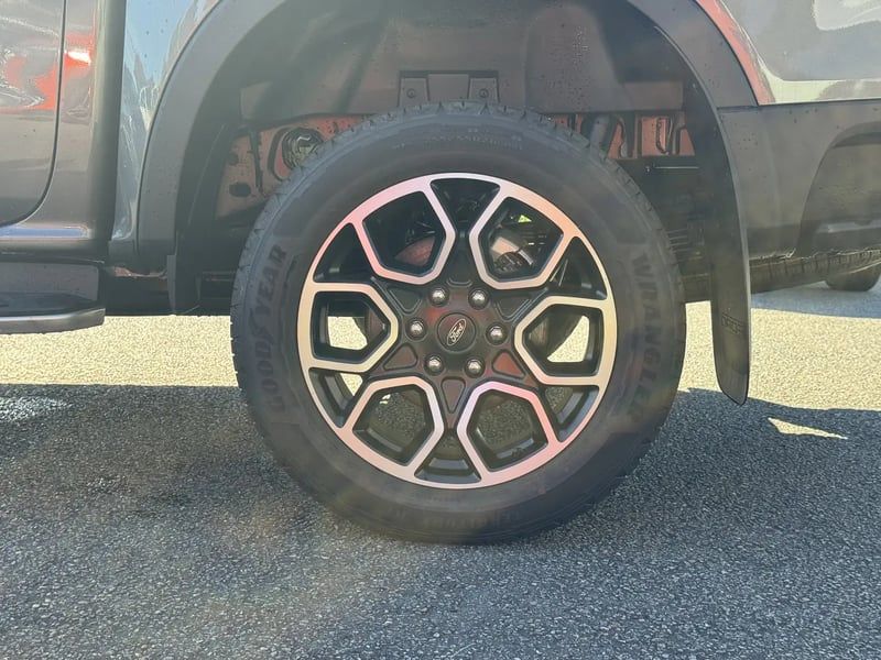 Photo de la voiture FORD RANGER DOUBLE CABINE 3.0 ECOBLUE V6 240 CH BVA10 e-4WD WILDTRAK