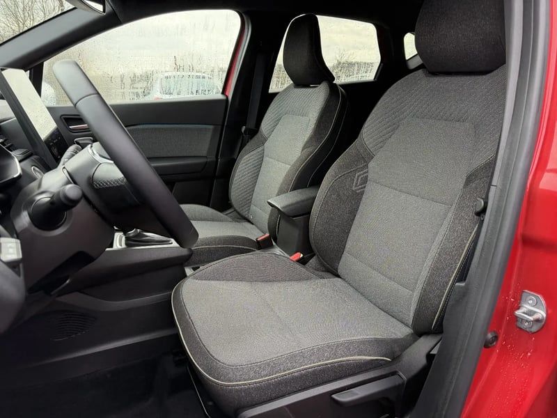 Photo de la voiture RENAULT CAPTUR E-Tech full hybrid 145 ch Techno