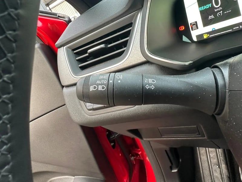 Photo de la voiture RENAULT CAPTUR E-Tech full hybrid 145 ch Techno