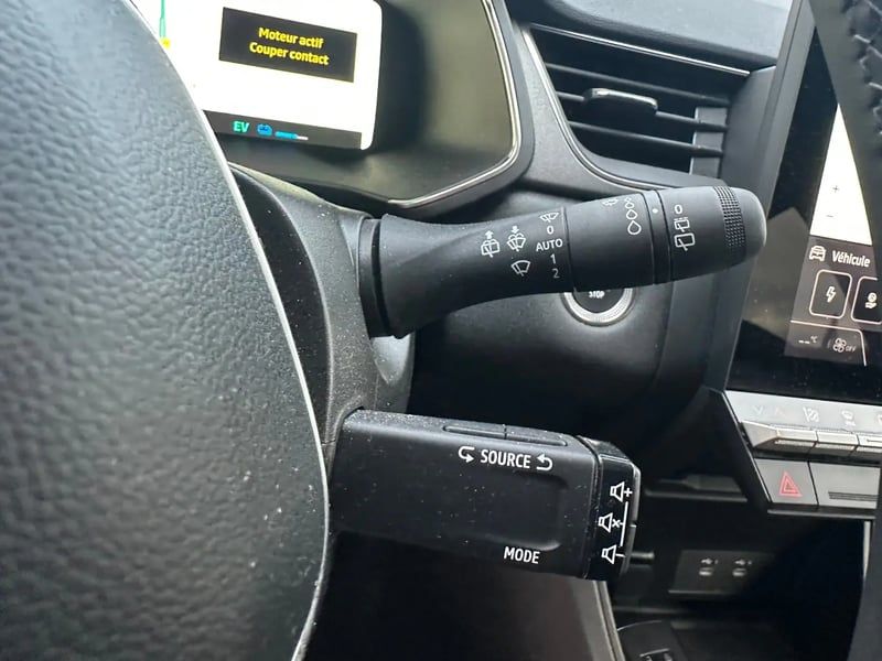 Photo de la voiture RENAULT CAPTUR E-Tech full hybrid 145 ch Techno