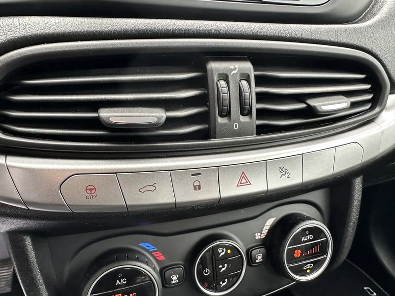 Photo de la voiture FIAT TIPO 1.6 MultiJet 120 ch Easy