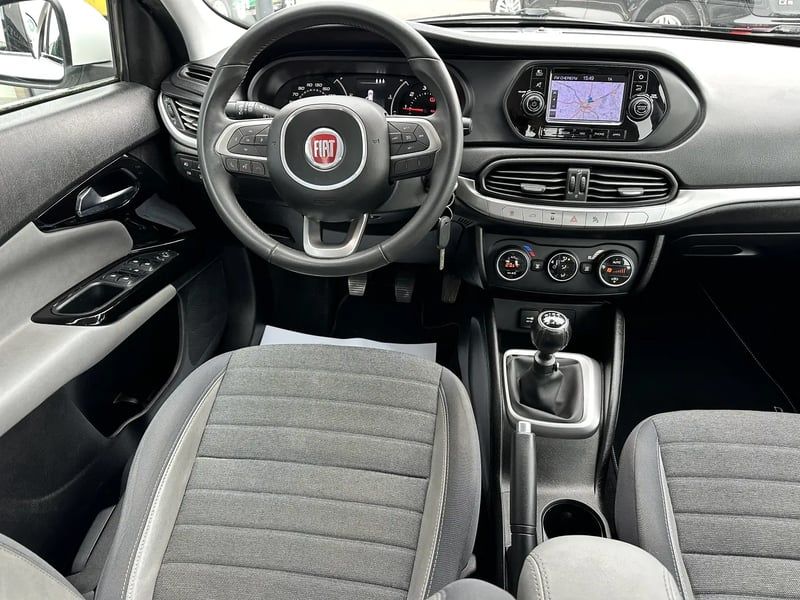 Photo de la voiture FIAT TIPO 1.6 MultiJet 120 ch Easy