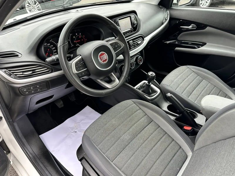 Photo de la voiture FIAT TIPO 1.6 MultiJet 120 ch Easy