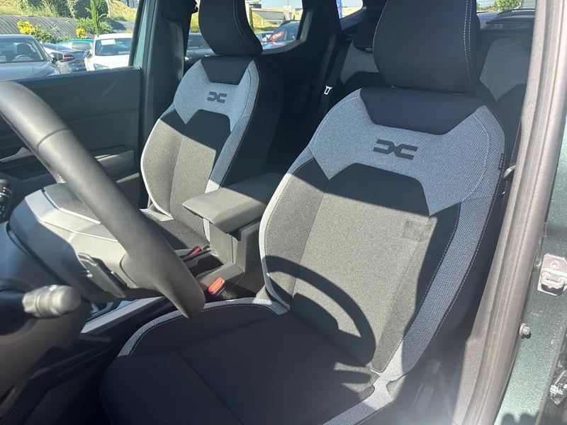 Photo de la voiture DACIA DUSTER Hybrid-G 150 4x4 Journey