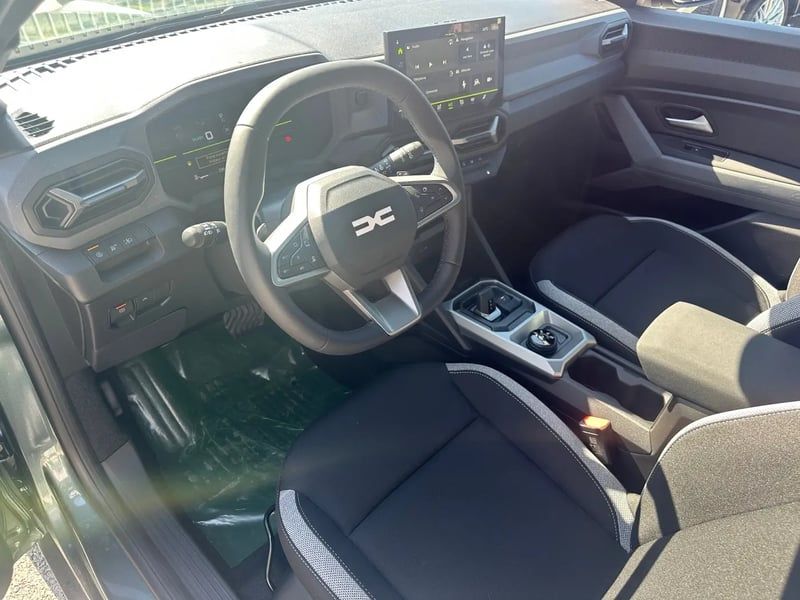 Photo de la voiture DACIA DUSTER Hybrid-G 150 4x4 Journey