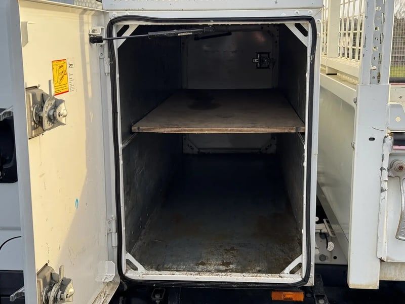 Photo de la voiture IVECO DAILY CHASSIS CABINE CAB 35 C 15H EMP 3750 QUAD-LEAF BVM6