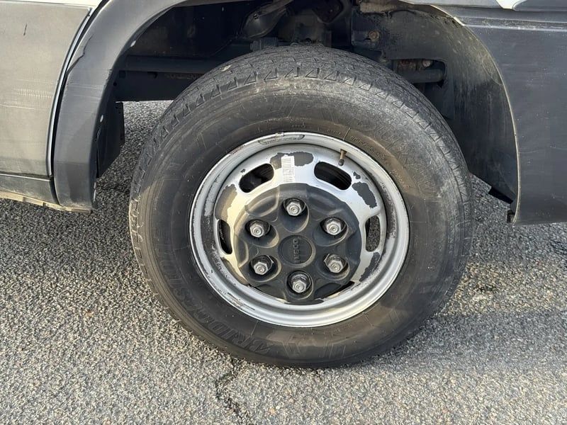 Photo de la voiture IVECO DAILY CHASSIS CABINE CAB 35 C 15H EMP 3750 QUAD-LEAF BVM6