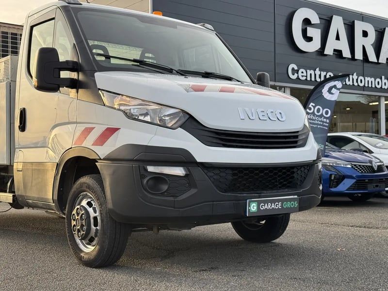 Photo de la voiture IVECO DAILY CHASSIS CABINE CAB 35 C 15H EMP 3750 QUAD-LEAF BVM6