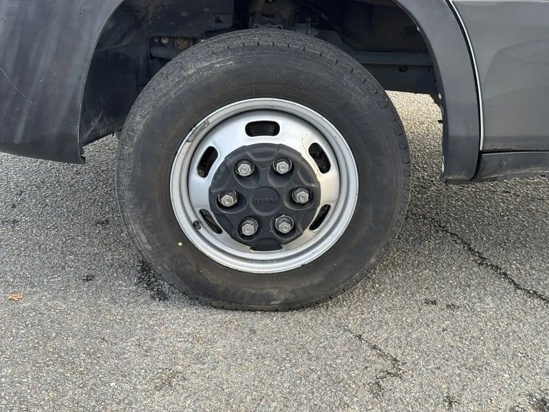 Photo de la voiture IVECO DAILY CHASSIS CABINE CAB 35 C 15H EMP 3750 QUAD-LEAF BVM6