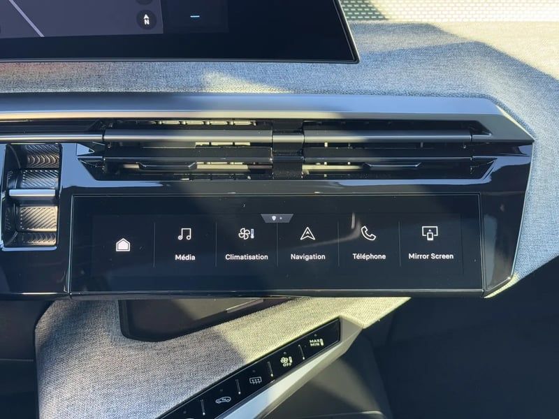 Photo de la voiture PEUGEOT 3008 Hybrid 136 e-DCS6 GT