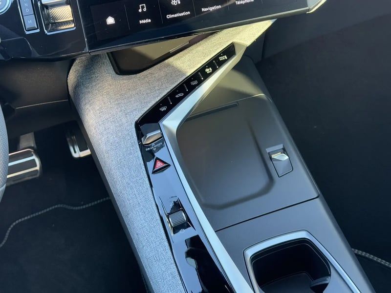 Photo de la voiture PEUGEOT 3008 Hybrid 136 e-DCS6 GT