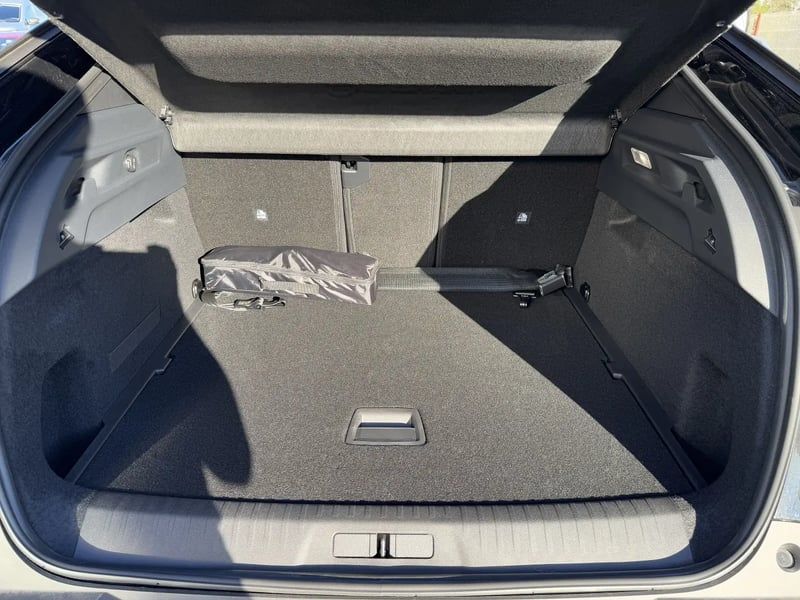 Photo de la voiture PEUGEOT 3008 Hybrid 136 e-DCS6 GT