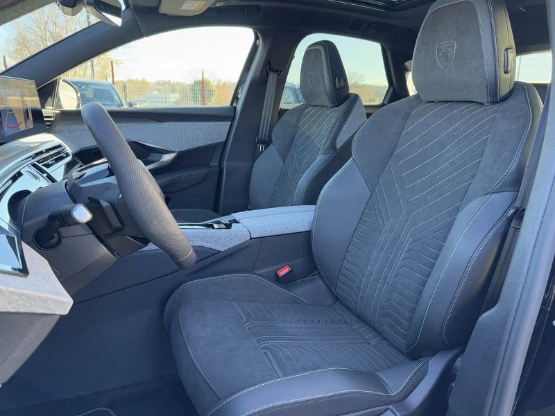 Photo de la voiture PEUGEOT 3008 Hybrid 136 e-DCS6 GT