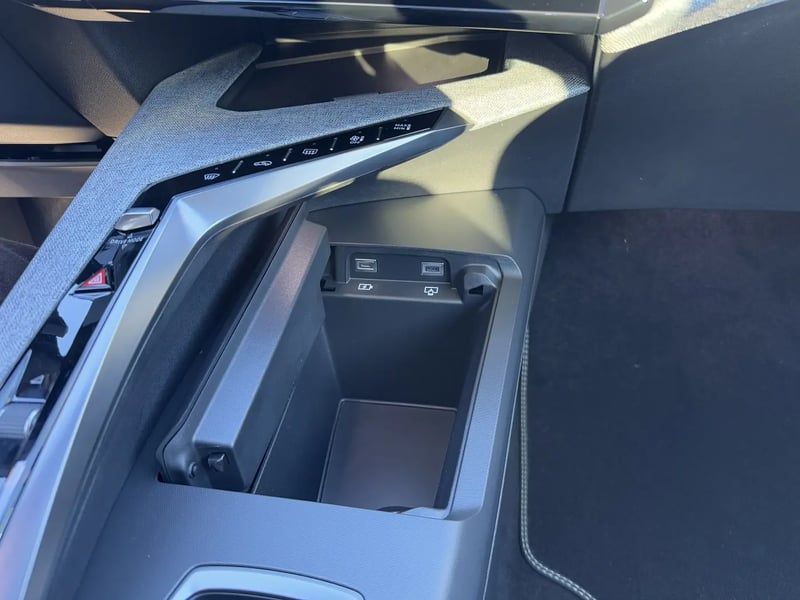 Photo de la voiture PEUGEOT 3008 Hybrid 136 e-DCS6 GT